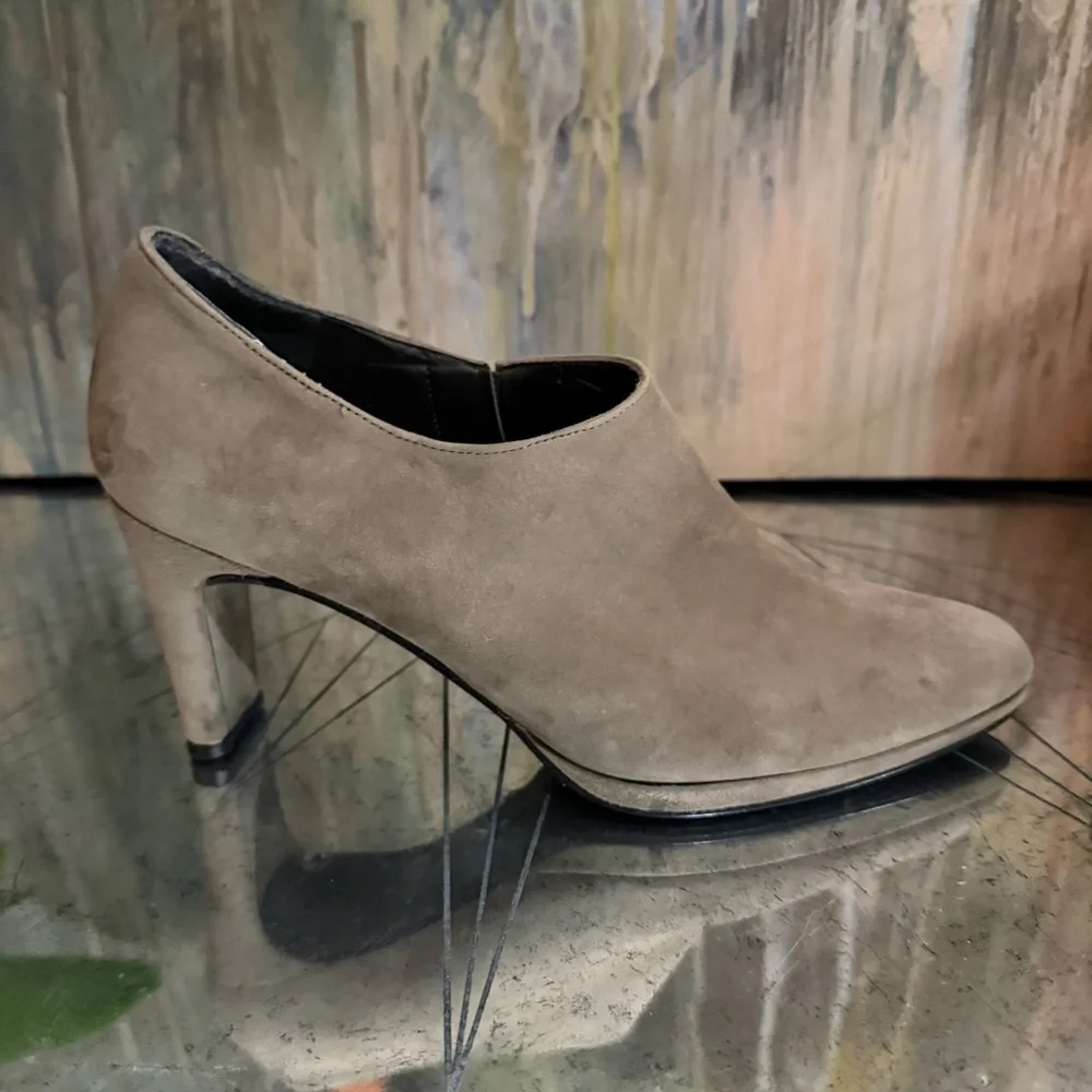 Stuart Weitzman Suede Booties – Taupe – Size 7 – NWOT